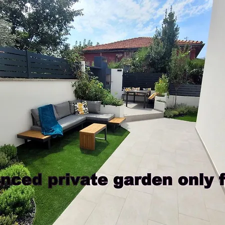 Private Fenced Garden With Bbq Area Minutes From The - Urban Secret Kantrida 아파트
