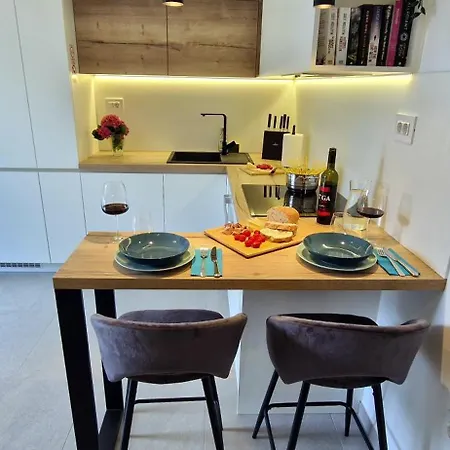 Private Fenced Garden With Bbq Area Minutes From The - Urban Secret Kantrida 아파트 *